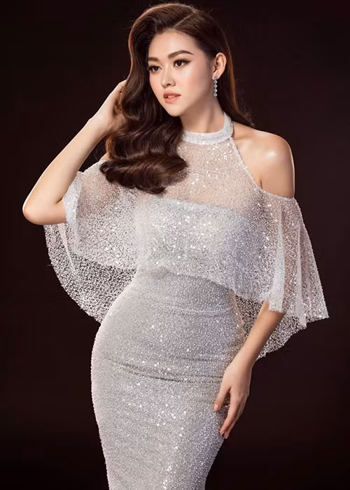 Số đông người hâm mộ khuyên Tường San nên chọn mẫu đầm trắng giúp cô tỏa sáng hơn trên sân khấu.