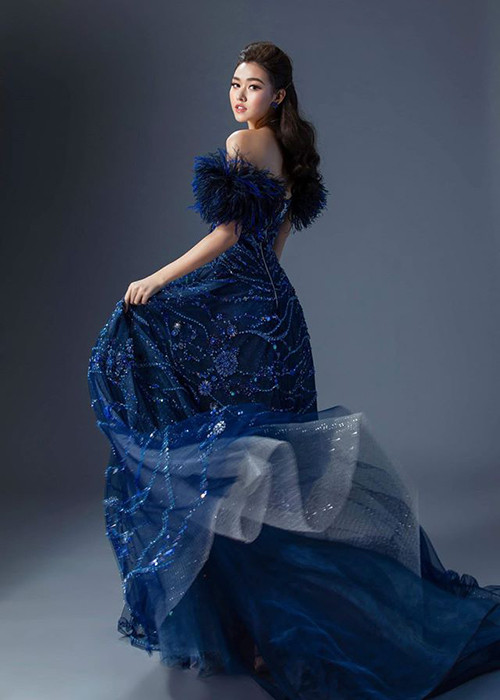 Mẫu đầm xanh cũng tôn vẻ sang trọng của người mặc.