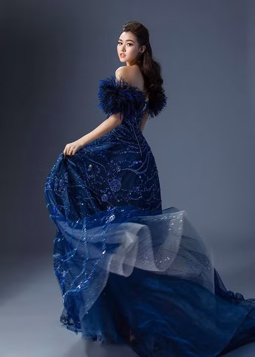 Mẫu đầm xanh cũng tôn vẻ sang trọng của người mặc.