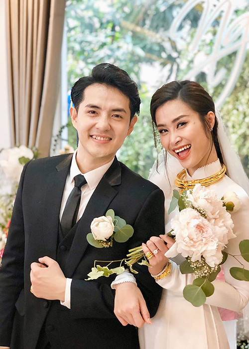 Đông Nhi được trao tặng rất nhiều của hồi môn gồm kiềng vàng, trang sức kim cương trong ngày về nhà chồng.