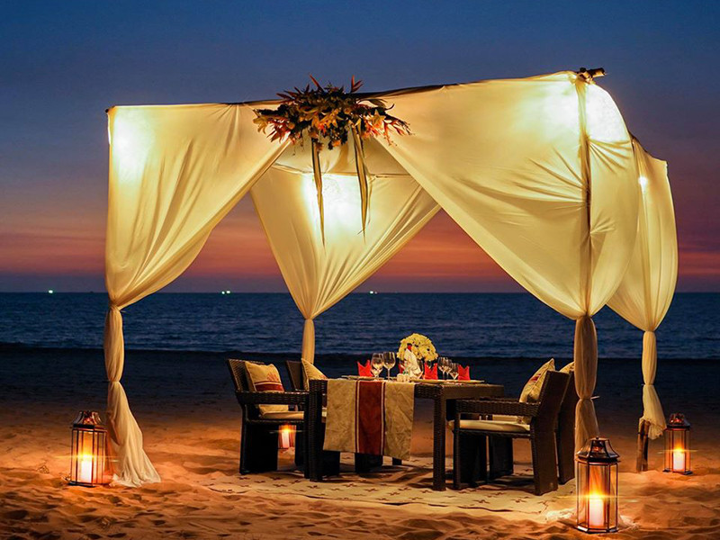 Đám cưới của Đông Nhi và Ông Cao Thắng sẽ có sự tham gia của 500 khách mời. Tất cả được cô dâu chú rể bao trọn từ vé máy bay đến nơi ở. Trong đó, người thân của cặp đôi sẽ ở trong 10 biệt thự hướng ra biển.