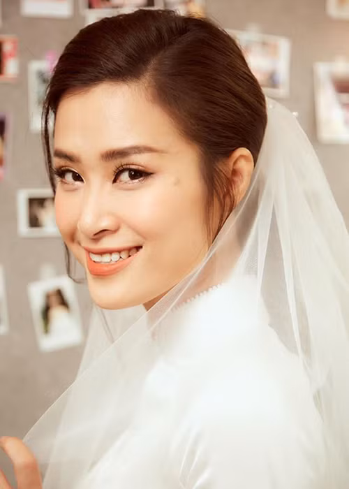 10 năm hẹn hò mới kết hôn nên Đông Nhi đặt may riêng 10 chiếc váy để diện trong đám cưới. Theo Chung Thanh Phong, chiếc váy cưới quan trọng nhất của Đông Nhi được giữ bí mật ngay cả với Ông Cao Thắng.