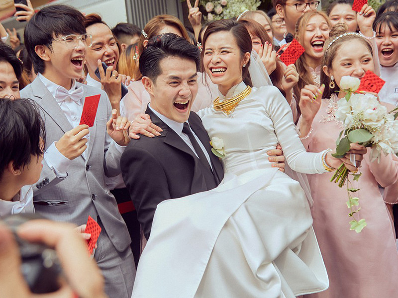 1 ngày trước, Đông Nhi và Ông Cao Thắng tổ chức lễ ăn hỏi tại nhà riêng tại TP HCM. Trong ngày hạnh phúc, cô dâu mặc chiếc áo dài trắng, chú rể diện vest đen. Ảnh: Zing