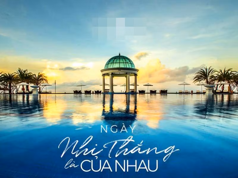 Đôi uyên ương cử hành hôn lễ tại bãi biển rộng 8000 mét vuông vào lúc 17h30. Ở Phú Quốc, đây vốn là thời điểm đón hoàng hôn đẹp nhất. Có thể đoán rằng hôn lễ của Đông Nhi sẽ đẹp như mơ.