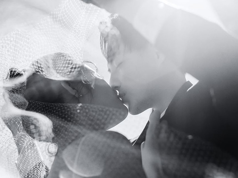 Đông Nhi và Ông Cao Thắng luôn muốn chu toàn mọi thứ. Vì vậy, cả hai tự tay chuẩn bị tất cả việc có thể. Đông Nhi đã tự thiết kế thiệp cưới, lên ý tưởng cho bộ ảnh cưới.