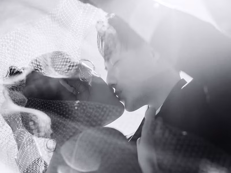 Đông Nhi và Ông Cao Thắng luôn muốn chu toàn mọi thứ. Vì vậy, cả hai tự tay chuẩn bị tất cả việc có thể. Đông Nhi đã tự thiết kế thiệp cưới, lên ý tưởng cho bộ ảnh cưới.