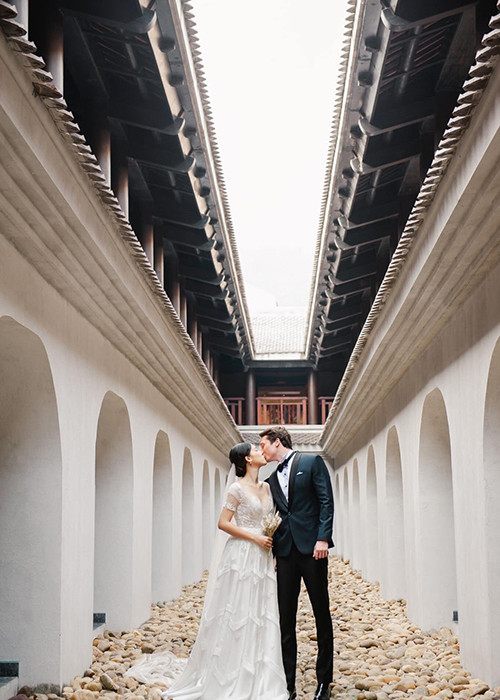 Gần đây, một người bạn chia sẻ loạt ảnh cưới được chụp tại Yên Tử của MC Hoàng Oanh.