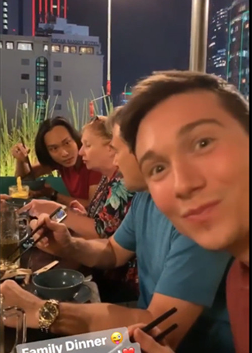 Doanh nhân Kevin tươi rói trong bữa ăn tối cùng gia đình Hoàng Oanh.