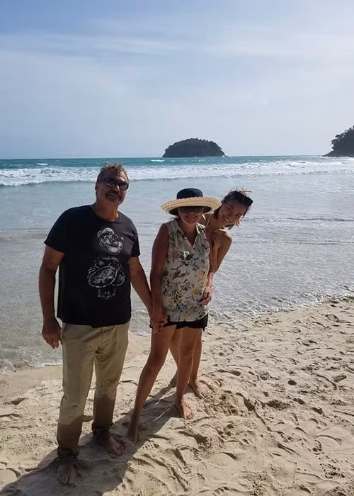 Hình ảnh Hoàng Oanh vui vẻ bên bố mẹ của Kevin trong một chuyến du lịch.