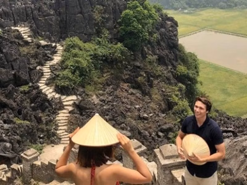 Ông xã của Hoàng Oanh là người Mỹ, hiện sinh sống tại Singapore. Còn gia đình chồng của Hoàng Oanh định cư tại bang Georgia, Mỹ.