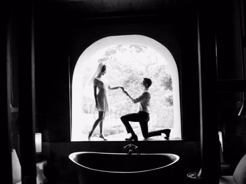 MC Hoàng Oanh cũng khoe ảnh cưới và nhắc đến màn cầu hôn. "Khi người ta hứa với bạn: ngày 27 anh về. Và ngày 25 đã xuất hiện trước mặt. Em đồng ý nhé. Không biết sao lại có được tấm này", cô viết.