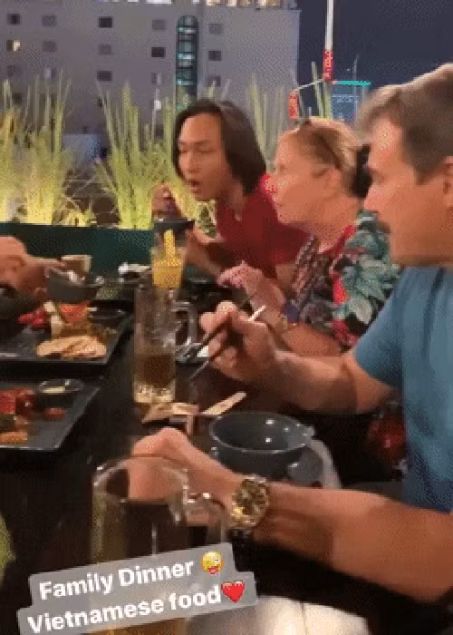 Hoàng Oanh khoe ảnh bố mẹ chồng.