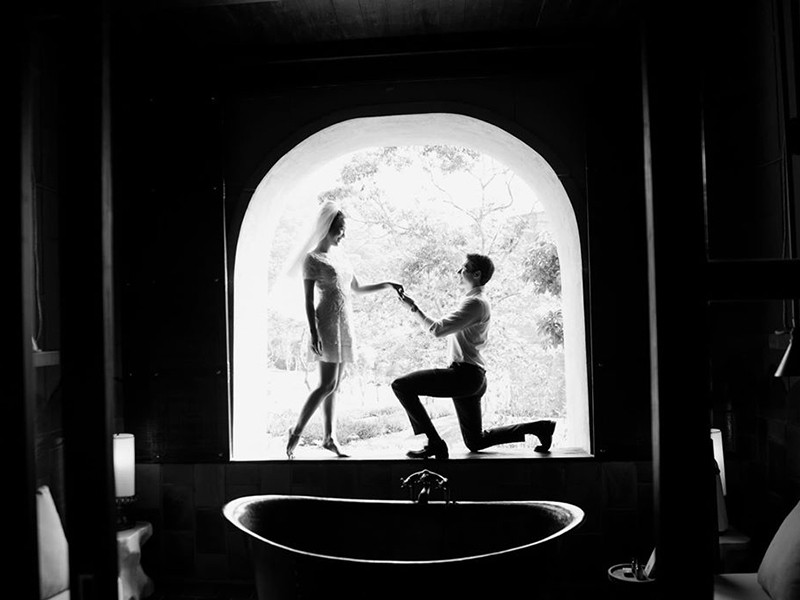 Trước thềm đám cưới, Hoàng Oanh khoe bức ảnh cưới đẹp như cổ tích. Trong ảnh, ông xã của nữ MC quỳ gối cầu hôn. Cả hai trông như hoàng tử, công chúa. Ngoài bức ảnh cưới, Hoàng Oanh tiết lộ về màn cầu hôn. “Khi người ta hứa với bạn: 27 anh về! Và 25 đã xuất hiện trước mặt. Yes, I do! (Tạm dịch: Em đồng ý)", nữ MC chia sẻ.