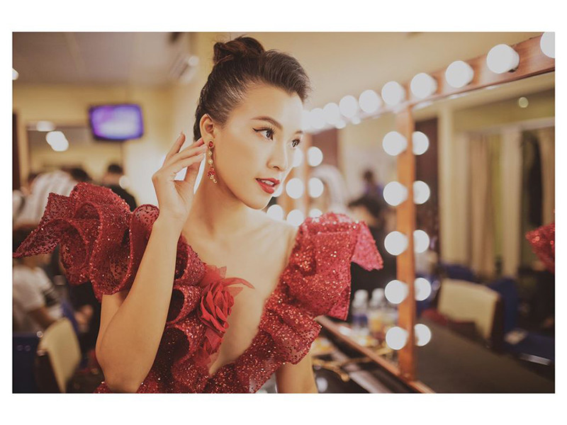 Sau đám cưới, Hoàng Oanh vẫn sống và làm việc ở Việt Nam. Còn ông xã của cô sẽ đi về giữa Việt Nam và Singapore.