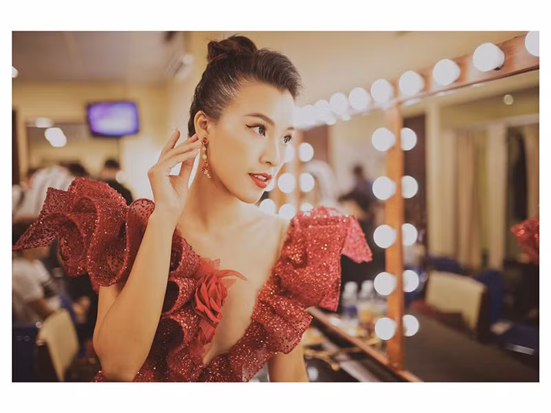 Sau đám cưới, Hoàng Oanh vẫn sống và làm việc ở Việt Nam. Còn ông xã của cô sẽ đi về giữa Việt Nam và Singapore.