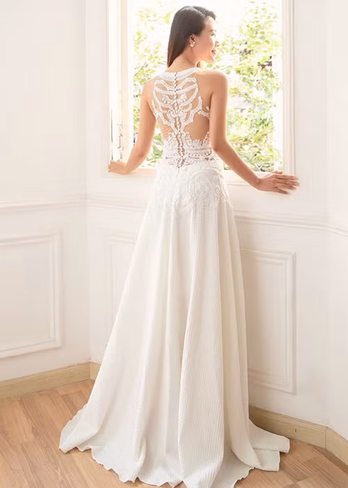 Hoàng Oanh khoe khéo những đường cong gợi cảm trong mẫu váy cưới của NTK Trương Thanh Hải.