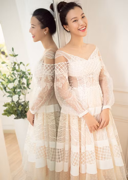 Chia sẻ hình ảnh mặc váy cưới, Hoàng Oanh tâm sự; "Còn chưa biết làm vợ như thế nào mà mặt hớn hở quá vậy cô Oanh".