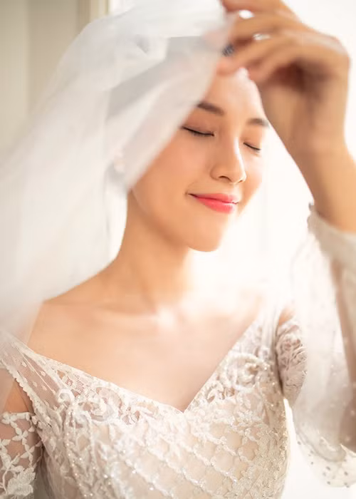 Tất cả váy cưới được sử dụng trong hôn lễ của Hoàng Oanh do NTK Trương Thanh Hải chuẩn bị.