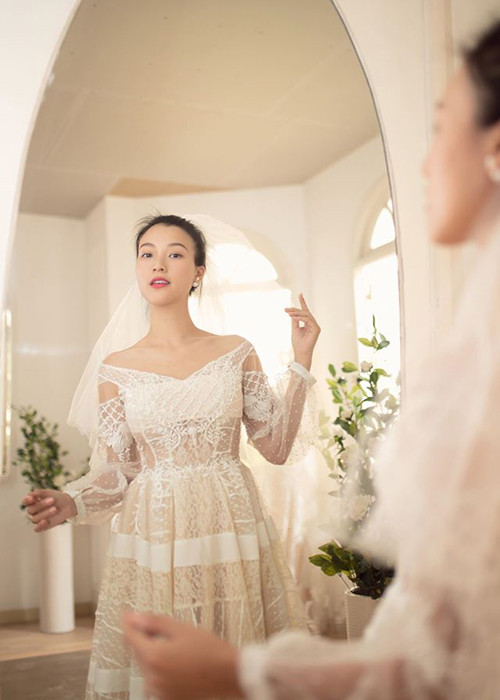 Hoàng Oanh chọn những thiết kế không quá cầu kỳ mà có hoa văn cùng các đường nét tinh tế.