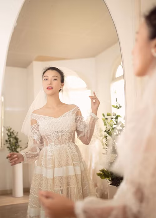 Hoàng Oanh chọn những thiết kế không quá cầu kỳ mà có hoa văn cùng các đường nét tinh tế.