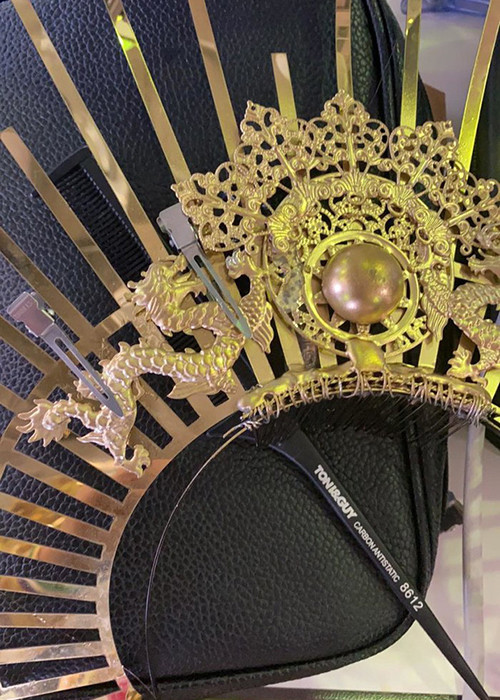 Tường San phải dùng kẹp tóc để cố định chiếc mấn và nhờ đến sự giúp đỡ của ban tổ chức để chỉnh lại sao cho hoàn thiện nhất.