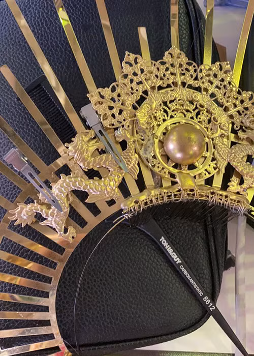 Tường San phải dùng kẹp tóc để cố định chiếc mấn và nhờ đến sự giúp đỡ của ban tổ chức để chỉnh lại sao cho hoàn thiện nhất.