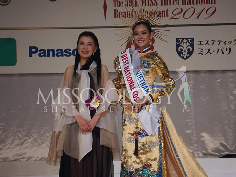 Trước chung kết, chiếc mấn đi kèm với trang phục dân tộc của Tường San bất ngờ bị gãy.