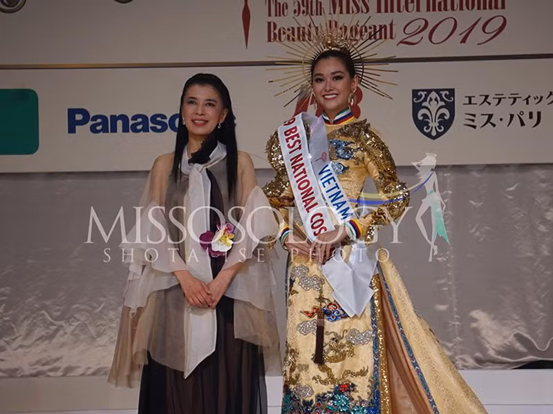 Trước chung kết, chiếc mấn đi kèm với trang phục dân tộc của Tường San bất ngờ bị gãy.