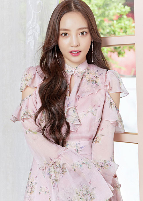 Sinh thời, Goo Hara là thành viên nhóm nhạc nữ Kara, từng có thời gian dài nổi tiếng.