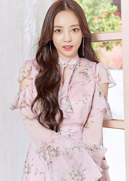 Sinh thời, Goo Hara là thành viên nhóm nhạc nữ Kara, từng có thời gian dài nổi tiếng.