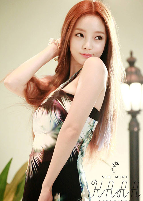 Goo Hara sở hữu khuôn mặt nhỏ nhắn, đôi mắt to tròn, thân hình thon gọn.