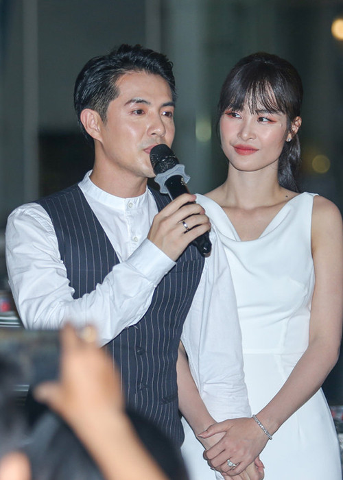 Hình ảnh cặp đôi tổ chức một buổi tiệc cảm ơn báo chí sau hôn lễ thế kỷ. Ảnh: Saostar