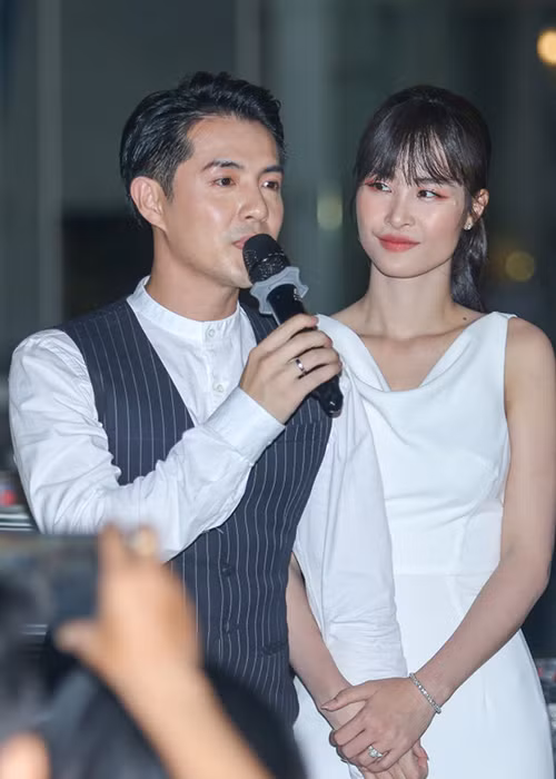 Hình ảnh cặp đôi tổ chức một buổi tiệc cảm ơn báo chí sau hôn lễ thế kỷ. Ảnh: Saostar