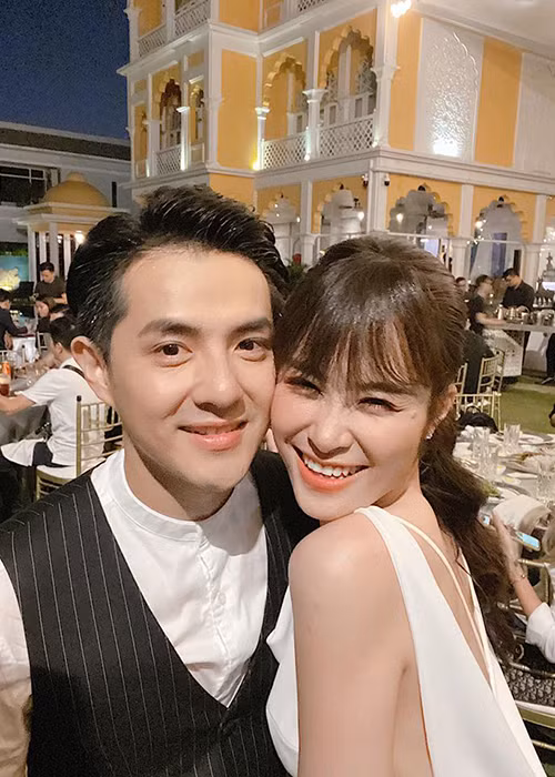 Cặp đôi đi hưởng tuần trăng mật sau khi hoàn thành công việc hậu đám cưới ở Phú Quốc.