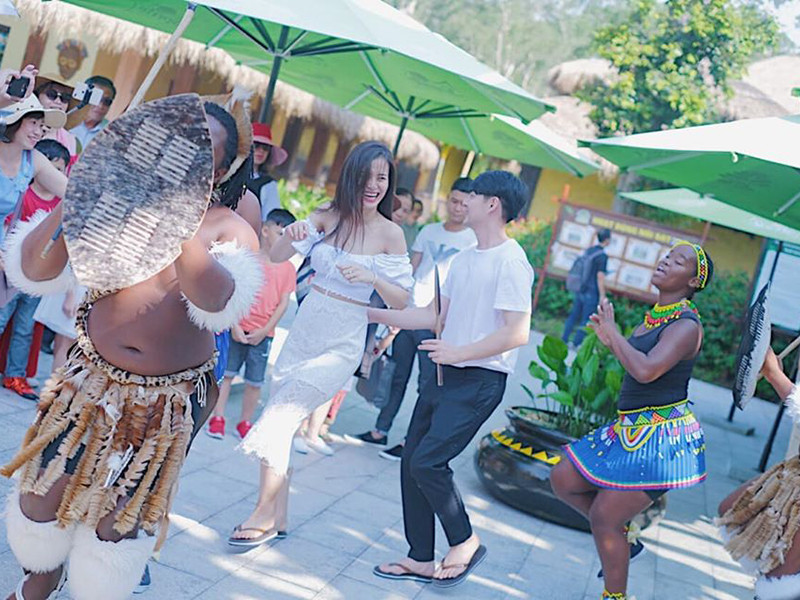 ...Vẫn 2 con người đó nhưng nay đã là 1 gia đình, trách nhiệm lớn lao hơn, tình yêu trong căn nhà nhỏ sẽ ngày một lớn dần và vợ chồng mình đã luôn sẵn sàng cho hành trình ấy...Tay trong tay đôi ta xây nên một gia đình. 10 năm nữa rồi thêm 10 năm ta bước đi cùng nhau. Hôm nay ta đeo nhẫn cưới suốt đời".