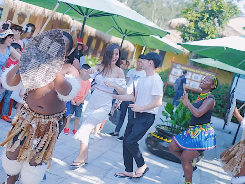 ...Vẫn 2 con người đó nhưng nay đã là 1 gia đình, trách nhiệm lớn lao hơn, tình yêu trong căn nhà nhỏ sẽ ngày một lớn dần và vợ chồng mình đã luôn sẵn sàng cho hành trình ấy...Tay trong tay đôi ta xây nên một gia đình. 10 năm nữa rồi thêm 10 năm ta bước đi cùng nhau. Hôm nay ta đeo nhẫn cưới suốt đời".