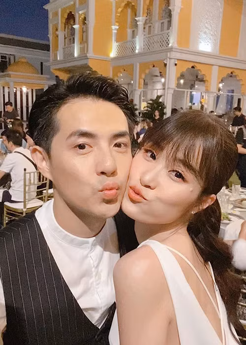 Đông Nhi và Ông Cao Thắng dính như sam trong các sự kiện sau khi kết hôn.