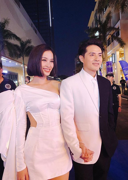 Đông Nhi cho biết, trong đám cưới, Ông Cao Thắng đã khóc rất nhiều. "Chưa bao giờ Nhi thấy anh khóc nhiều như thế", nữ ca sĩ nhấn mạnh.