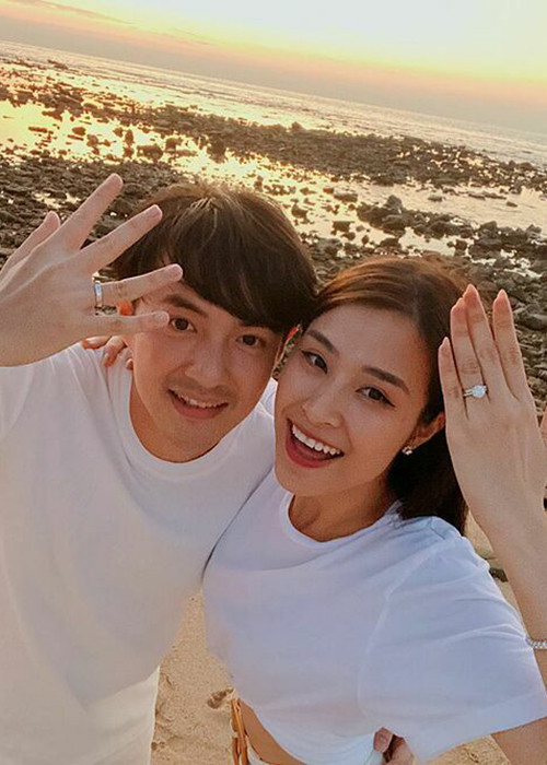 Sau 4 ngày kết hôn, Đông Nhi còn chia sẻ đầy ngôn tình. Cô viết: "Sáng nay mình ôm chồng lặng một hồi lâu nhìn vào gương, hai gương mặt áp sát nhau. Bỗng nhận ra mình thật khác so với 10 năm trước. Thế là mình đã cưới nhau rồi đấy...