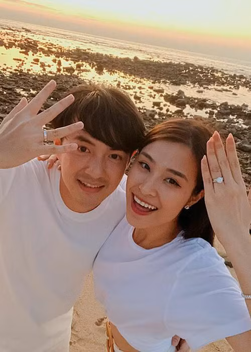 Sau 4 ngày kết hôn, Đông Nhi còn chia sẻ đầy ngôn tình. Cô viết: "Sáng nay mình ôm chồng lặng một hồi lâu nhìn vào gương, hai gương mặt áp sát nhau. Bỗng nhận ra mình thật khác so với 10 năm trước. Thế là mình đã cưới nhau rồi đấy...