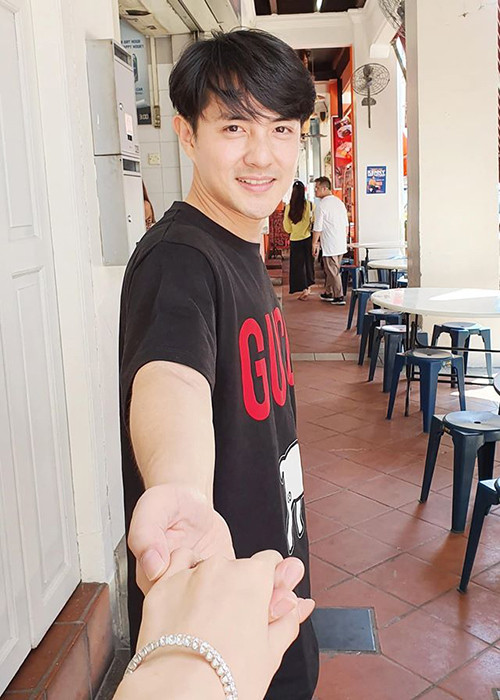 Đông Nhi và Ông Cao Thắng nở nụ cười hạnh phúc bên nhau.