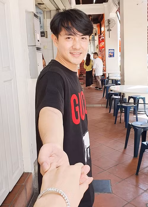 Đông Nhi và Ông Cao Thắng nở nụ cười hạnh phúc bên nhau.