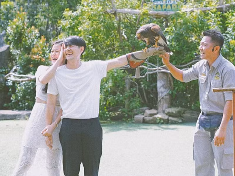 ...Từ khi chàng 23 và nàng 21, cái tuổi vẫn chưa đủ sự chín chắn, ham chơi, ấy vậy mà 10 năm sau, khi chàng đã 33 và mình 31 cả hai vẫn ở cạnh nhau, tình yêu chẳng những không phai nhạt mà thậm chí còn đậm sâu hơn cái thời trẻ trâu ấy. Rồi mình đã gọi nhau 2 tiếng vợ chồng. Tất cả những điều thiêng liêng ấy, vợ chồng mình vẫn luôn để dành cho thời khắc quan trọng nhất đời. Cảm giác thật lạ lại đầy sự rung động...