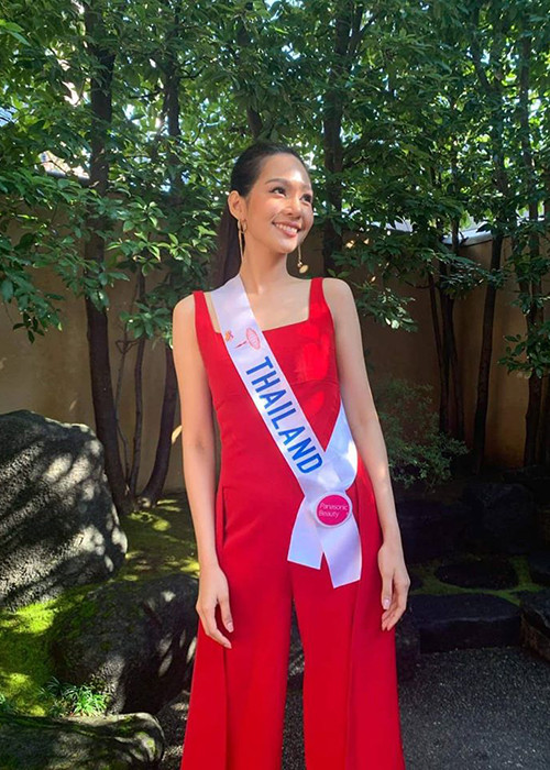 Trong chung kết, ở phần thuyết trình, Sireethorn chia sẻ về việc đối mặt với làn sóng chỉ trích khi mới đăng quang Hoa hậu Thái Lan 2019 bởi cô xuất thân là dược sĩ.