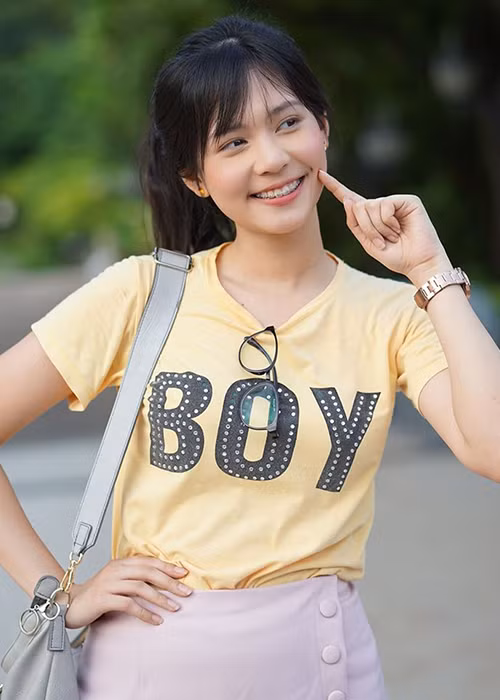 Cách đây 2 năm, người đẹp Thái Lan niềng răng để hoàn thiện vẻ ngoài của mình.