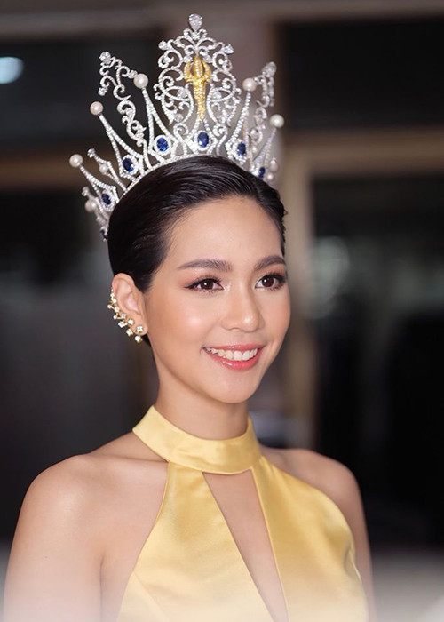 Khi chính thức trở thành đại diện Thái Lan tại Hoa hậu Quốc tế 2019, Sireethorn chuyển hướng sang hình ảnh gợi cảm, thanh lịch.