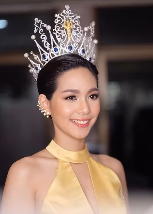 Khi chính thức trở thành đại diện Thái Lan tại Hoa hậu Quốc tế 2019, Sireethorn chuyển hướng sang hình ảnh gợi cảm, thanh lịch.