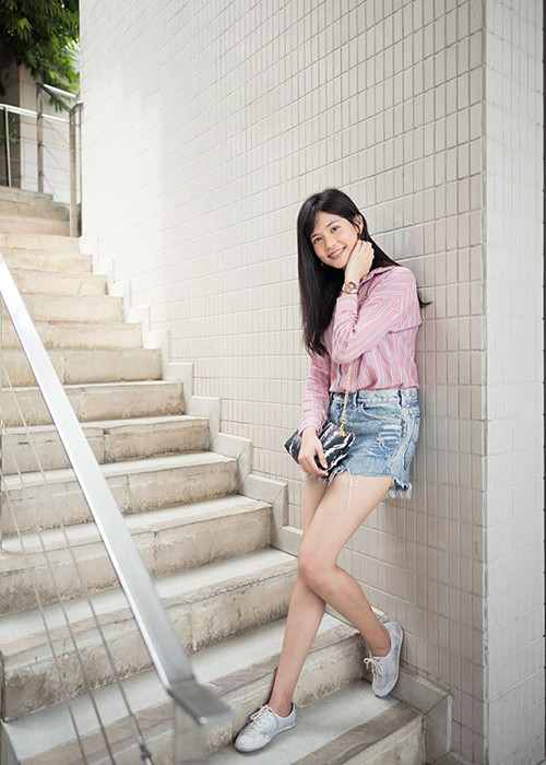 Khi ít son phấn hay không ăn mặc lộng lẫy, tân Hoa hậu Quốc tế 2019 đến từ Thái Lan vẫn rạng rỡ.