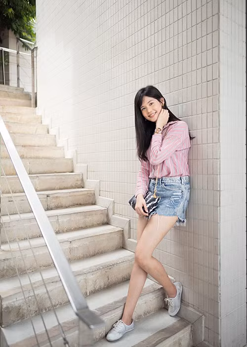 Khi ít son phấn hay không ăn mặc lộng lẫy, tân Hoa hậu Quốc tế 2019 đến từ Thái Lan vẫn rạng rỡ.