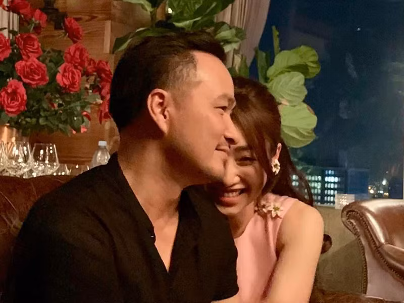 Đôi uyên ương không ngại xuất hiện tình tứ bên nhau.